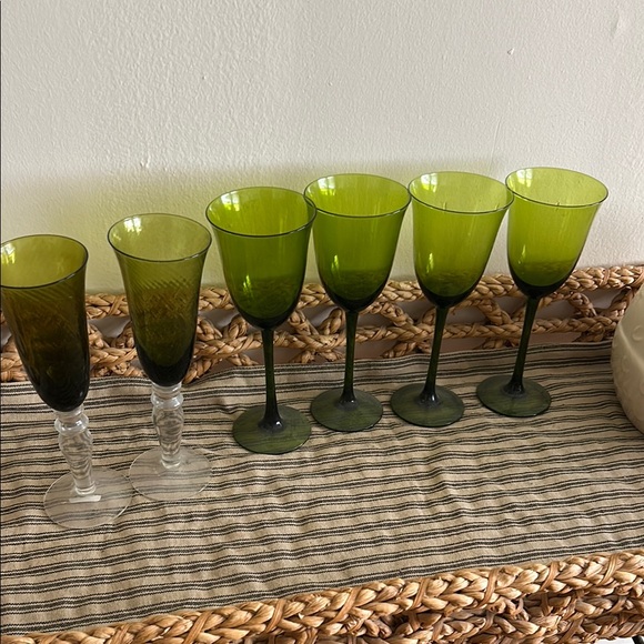 Elegant Green Wine Glass Set - Picture 1 of 6